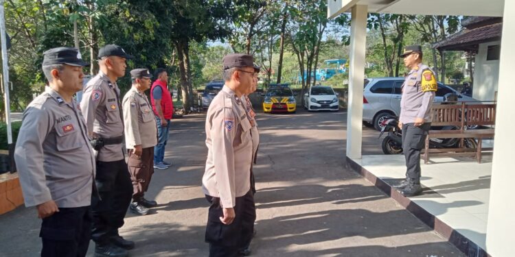 Apel Pagi dan pengecekan kelengkapan personil polsek Lembursitu sebagai bentuk kedisiplinan dan kesiapsiagaan Polsek Lembursitu