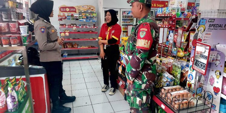 Dalam Upaya Kondusifitas Di Wilayah Bhabinkamtibmas Bersinergi Dengan Babinsa Lakukan Patroli Dialogis