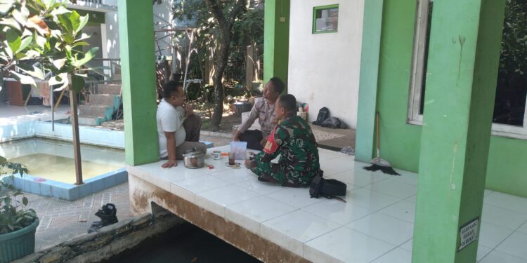 Bhabinkamtibmas Bersinergi dengan Babinsa Sambangi Warga Untuk Tingkatkan Harkamtibmas