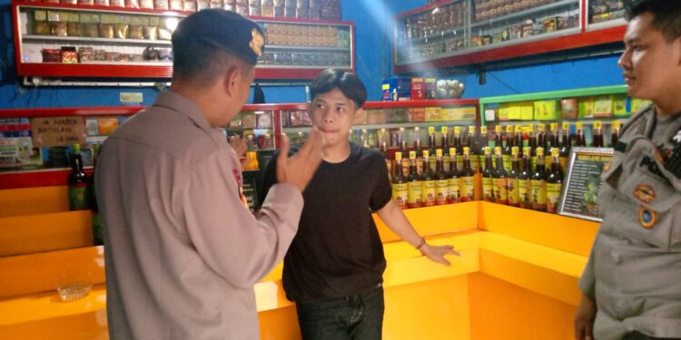 Cegah Peredaran Miras, Personil Polsek Sukalarang  Sambangi Penjual Jamu Tradisional