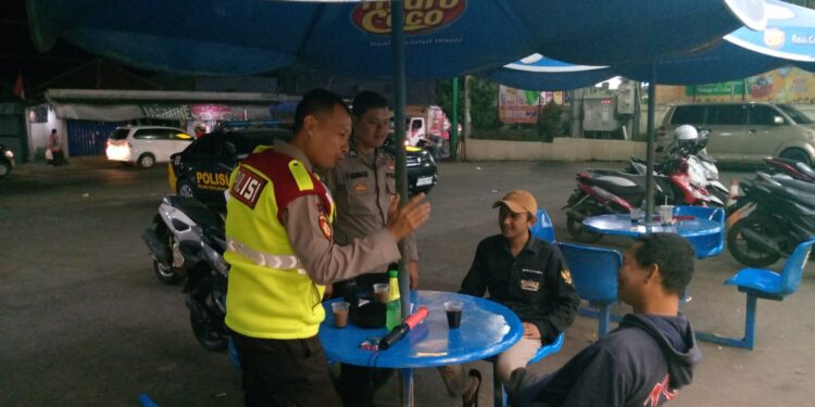 Ngobrol Bersama Masyarakat, Patroli Dialogis Malam Petugas Sampaikan Pesan Kamtibmas