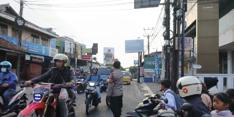 Strong Point, Polsek Lembursitu  Gatur Lalu Lintas Pagi Demi Kelancaran