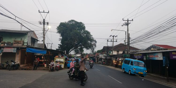 Antisipasi kemacetan pagi, anggota polsek Gunungguruh laksanakan gatur lalin pagi di simpang tiga pangleseran