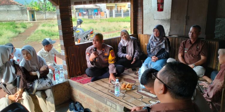 Ngariung bareng bersama Kapolsek Baros dengan warga Rw. 010 Caringin Baros menyampaikan pesan kamtibmas