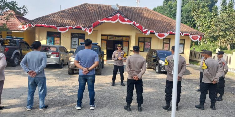 Apel Pagi dan pengecekan kelengkapan personil polsek kadudampit sebagai bentuk kedisiplinan dan kesiapsiagaan Polsek Kadudampit
