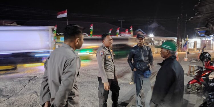 Ngobrol Bersama Masyarakat, Patroli Dialogis Malam Petugas Sampaikan Pesan Kamtibmas