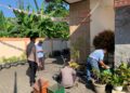 Jumat Bersih, Bhabinkamtibmas Bantu Warga Bersihkan Sampah