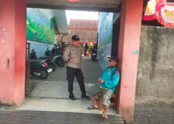 Bhabinkamtibmas Polsek Sukaraja Melaksanakan Dialogis dan Silaturahmi Dengan Warga