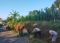 Bhabinkamtibmas Polsek Sukaraja  Bersama Masyarakat dan Aparat Desa Sekitar Melaksanakan Giat Jum’at Bersih
