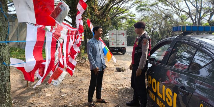 Sambangi penjual atribut Kemerdekaan. Patroli sampaikan pesan kamtibmas
