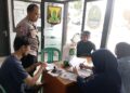 Bhabinkamtibmas Polsek Cisaat Monitoring Penyaluran Program Bantuan Pangan Cadangan Beras Pemerintah (BPCBP)