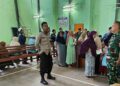 Bhabinkamtibmas Polsek Sukaraja Melaksanakan Kegiatan Monitoring Pembagian Bantuan Beras