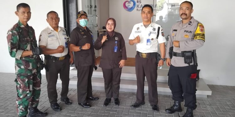 Cegah Aksi Kejahatan, Anggota Bhabinkamtibmas berikan Himbauan Kamtibmas Kepada Security