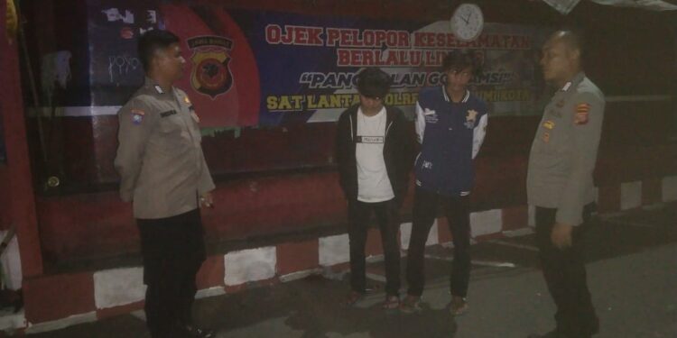 Bhabinkamtibmas Polsek Cikole Laksanakan Giat Sambang Dengan Warga