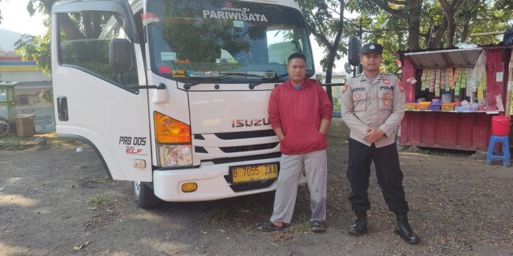 Patroli mobile rutin Polsek Kadudampit untuk mengantisipasi gangguan kamtibmas  di wilayah hukum polsek kadudampit