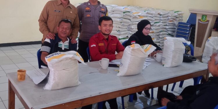 Bhabinkamtibmas Kelurahan Dayeuhluhur Monitoring Pembagian Bansos Beras
