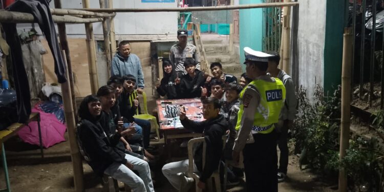 Personil Polsek Sukalarang Lakukan Patroli Dialogis Sambangi Muda Mudi Yang Sedang Berkumpul