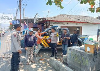 Unit Samapta Polsek Lembursitu Patroli dialogis dengan sopir angkutan umum pada hari rabu tanggal 14 Agustus 2024.