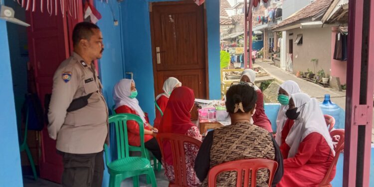 Bhabinkamtibmas Polsek Cibeureum laksanakan monitoring wilayah binaan dan berikan himbauan Kamtibmas
