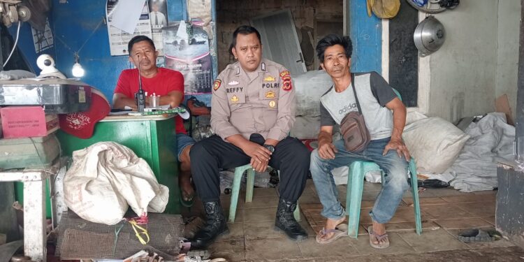 Berdialog Dengan Warga, Unit Samapta Polsek Cisaat   Dialogis Berikan Himbauan Kamtibmas