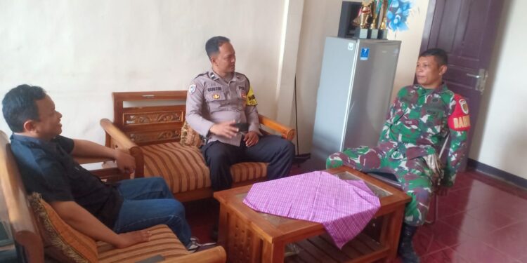 Sinergitas TNI – Polri, Bhabinkamtibmas Polsek Lembursitu dan Babinsa Sambang dan Pemantauan wilayah.