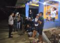 Patroli Malam , Bhabinkamtibmas Polsek Cireunghas Sambangi Warga di Pos Ronda