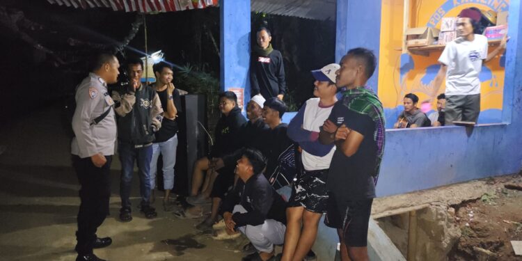 Patroli Malam , Bhabinkamtibmas Polsek Cireunghas Sambangi Warga di Pos Ronda