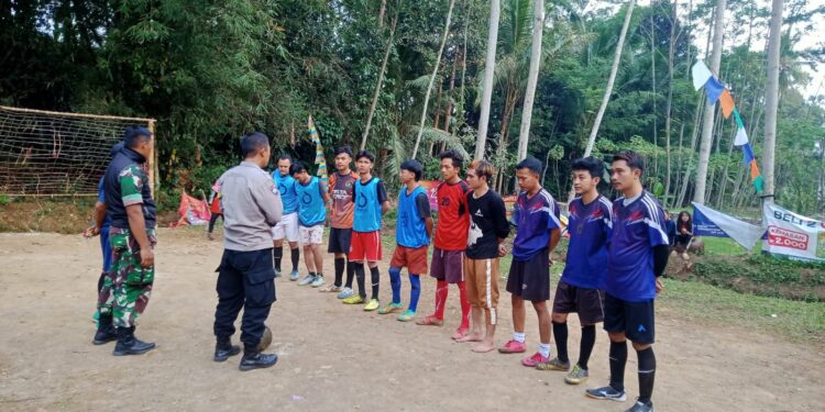 Bhabinkamtibmas Polsek Sukaraja Mengamankan dan Berikan Himbauan Pada Pertandingan Sepak Bola Antar Dusun