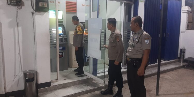 Personil  Polsek Sukalarang Patroli Malam Hari Sambangi ATM BRI Cegah Kejahatan Perbankan