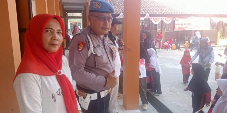 Polsek Sukaraja Memeriahkan HUT RI  ke-79 SDN Pasirhalang 1 Sukaraja Menggelar Jalan Santai