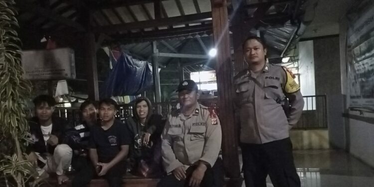 Polsek Kebonpedes Patroli Dialogis Dengan Warga Lingkungan Cegah Tindak Kriminalitas Saat Malam Hari