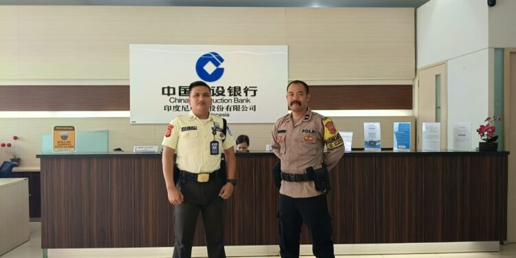 Cegah Aksi Kriminalitas, Polisi di Kota Sukabumi Lakukan Pengawalan Bank CCB