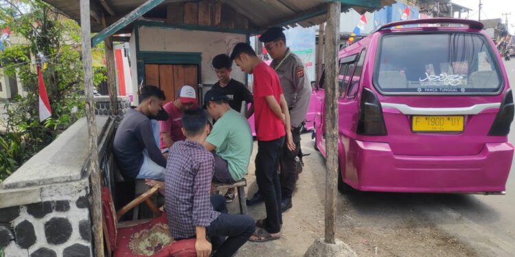 Patroli Polsek Kebonpedes Berikan Himbauan Kamtibmas Kepada Pengemudi Angkutan Umum di Pertigaan Cimuncang
