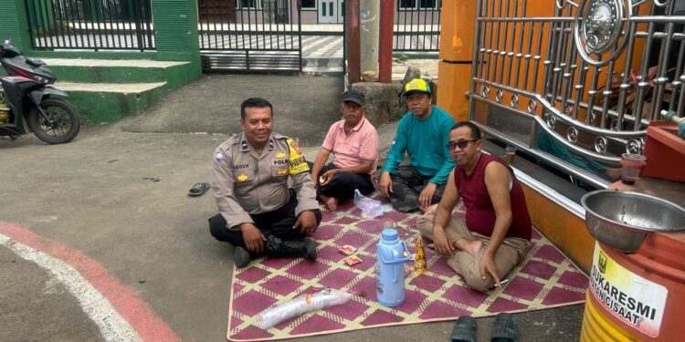 Silaturahmi Kamtibmas Bhabinkamtibmas Polsek Cisaat  Sambangi warganya