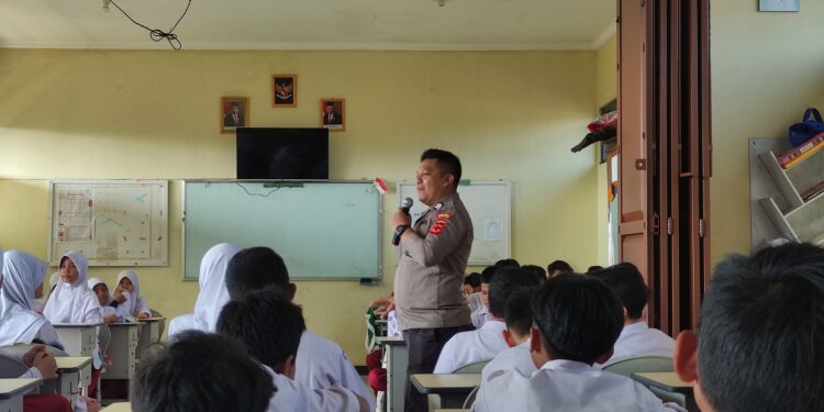 , Bhabinkamtibmas Desa Pasirhalang Bripka Asep Hendra mengadakan penyuluhan bahaya narkoba dan kenakalan remaja