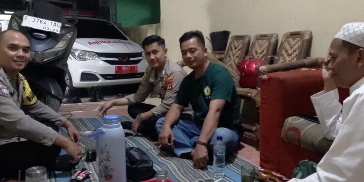 Sambang Malam Hari Upaya Bhabinkamtibmas Polsek Cireunghas Jaga Kamtibmas Di Desa Binaan