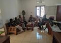 Bhabinkamtibmas desa Sukamekar Aiptu Indra WN bersama tiga pilar melaksanakan sambang dan koordinasi