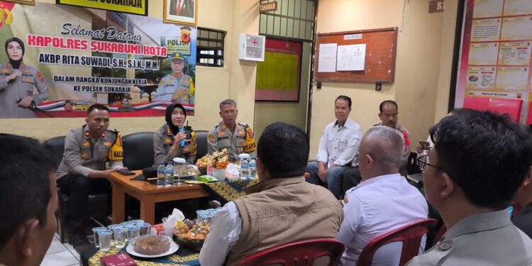 Kapolres Sukabumi Kota, AKBP Rita Suwadi, SH,SIK, MM tadi malam melakukan kunjungan kerja ke Polsek Sukaraja