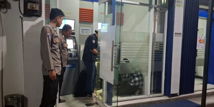 Personil Polsek Sukalarang Patroli Malam Hari Sambangi ATM BRI Cegah Kejahatan Perbankan