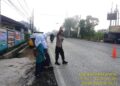 Wujud Kepedulian, Polisi Bantu Anak-Anak Sekolah Menyeberang Jalan