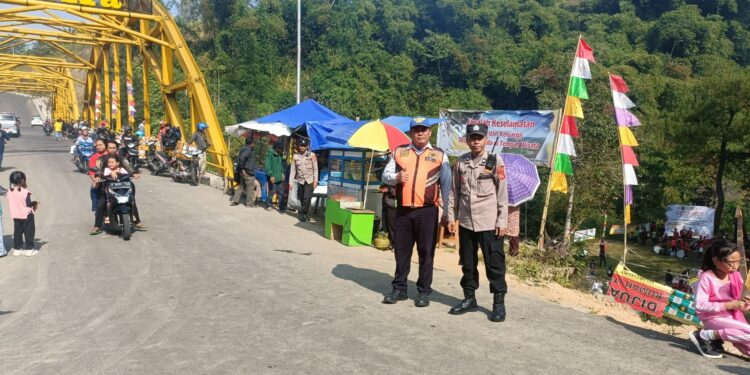 Patroli mobile rutin Polsek Kadudampit untuk mengantisipasi gangguan kamtibmas  di wilayah hukum polsek kadudampit