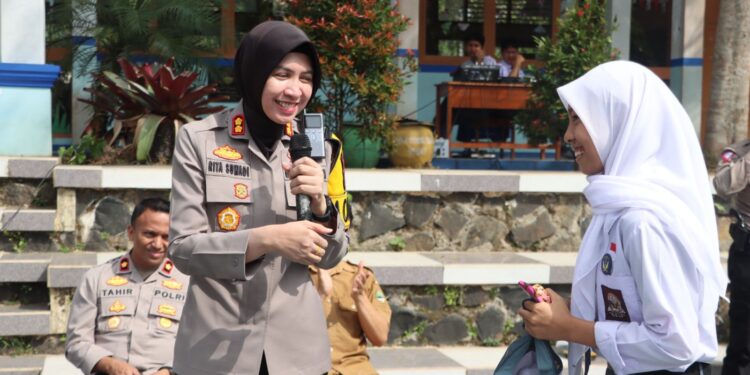 Hadir di Police Goes to School, AKBP Rita Ajak Pelajar Jadi Pelopor Kamseltibcarlantas