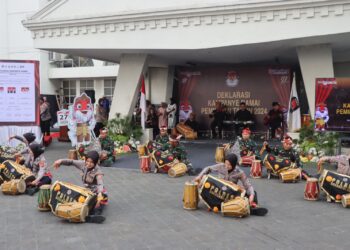 Meriahkan Deklarasi Kampanye Damai, Polisi dan TNI di Sukabumi Tampilkan Rampak Gendang dan Barongsai
