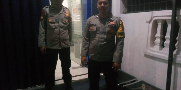 Personil Samapta Polsek Sukalarang Patroli Malam Hari Sambangi ATM BRI Cegah Kejahatan Perbankan