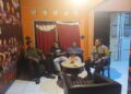 Bhabinkamtibmas Lakukan  Dialogis Sampaikan Pesan Kamtibmas kepada  Masyarakat di malam hari