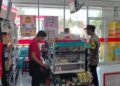 Sampaikan Himbauan Kamtibmas Kepada Karyawan Minimarket saat Patroli Siang