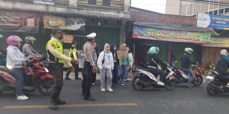 Antisipasi Kemacetan Pagi, Unit Lantas Polsek Sukalarang Melaksanakan Gatur Lalin Saat Jam Masuk Karyawan