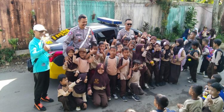Bhabinkamtibmas Polsek Cikole Laksanakan Giat Bina Lingkungan