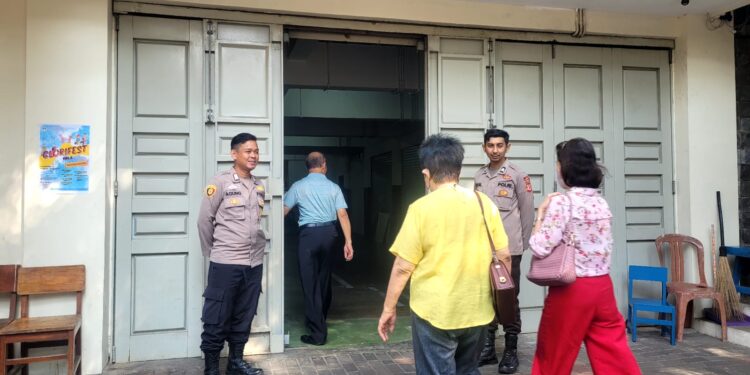 Ciptakan Keamanan, Polisi Polsek Sukalarang Rutin Pam Gereja Setiap Hari Minggu