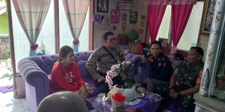 Sinegritas  TNI POLRI  Sambangi  Warga Berikan Himbauan Pesan Kamtibmas